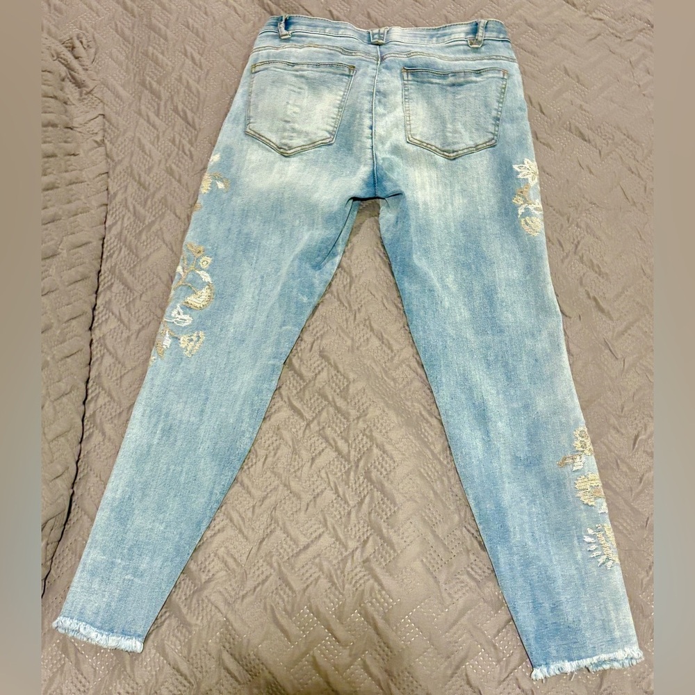 Democracy “Ab Solution” Straight Leg Jeans – Size 4
- Waist 28” - Picture 2 of 6